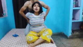 Bhabhi ke bade bade doodh ko daba kar devar ne choda